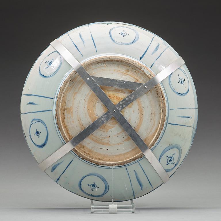 A large blue and white kraak charger, Ming dynasty, Wanli (1572-1620).
