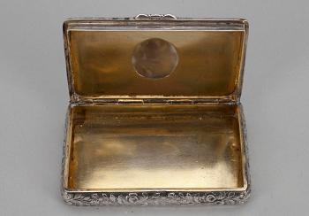 DOSA, silver, profildekor i konstmassa, Gustaf Adolf Strömbäck, Helsingfors 1844. Vikt 62,8 g.