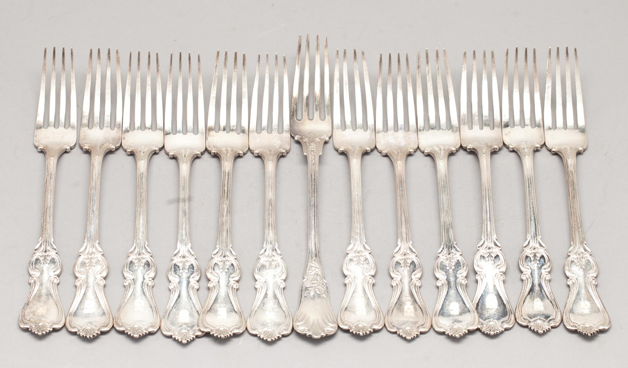 GAFFLAR, 13 st och SKEDAR, 15 st, silver, "Olga" Sverige, 1800-talets mitt. Total vikt ca 1900 g.