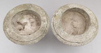 TRÄDGÅRDSURNOR/SOCKLAR, 1 par, empirestil, stenmassa, 1900-talets andra hälft.