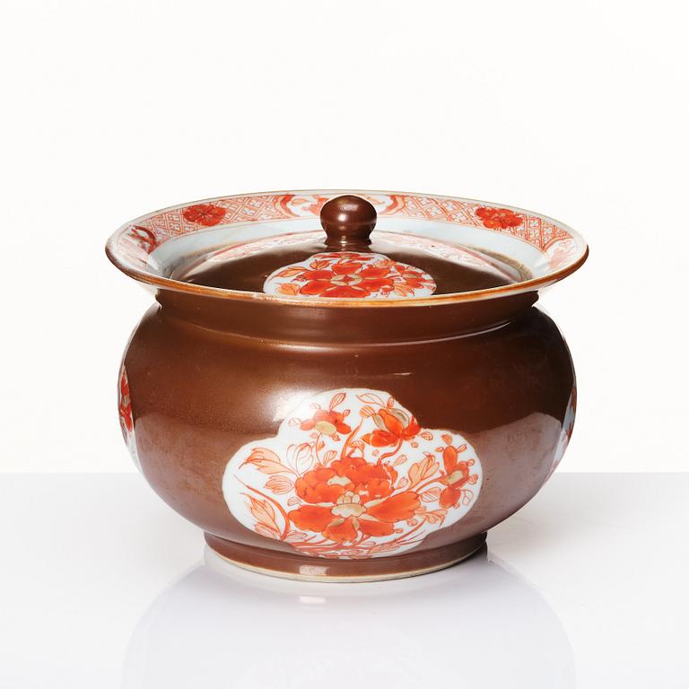 A Chinese Export chamber pot with cover, Qing dynasty, Kangxi (1662-1722).