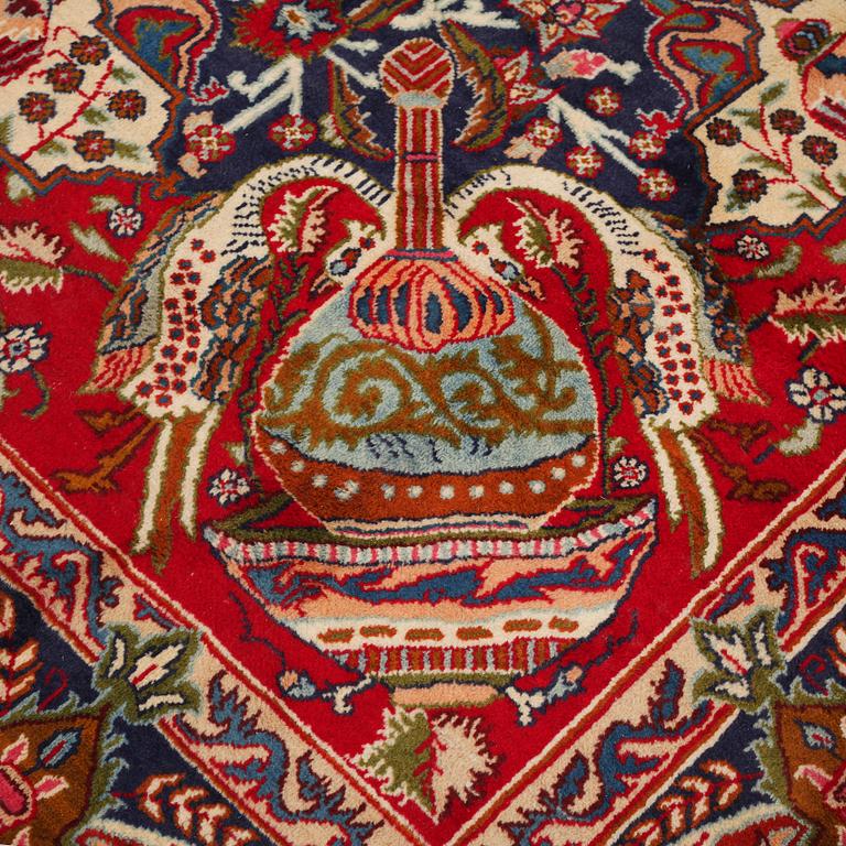 A Kashmar rug, ca 395 x 295 cm.