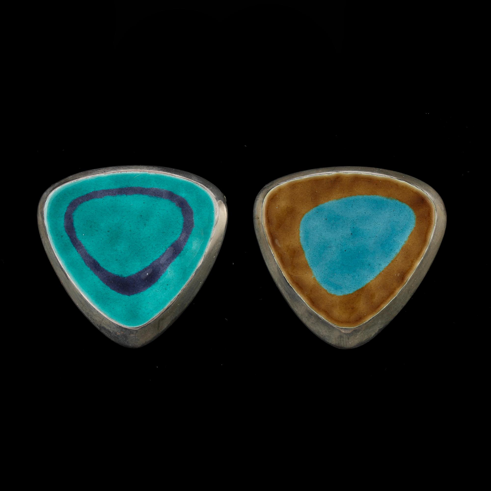 BROSCHER, 2 st. Silver och emalj, Lars Hedeman för W A Bolin, 1955.