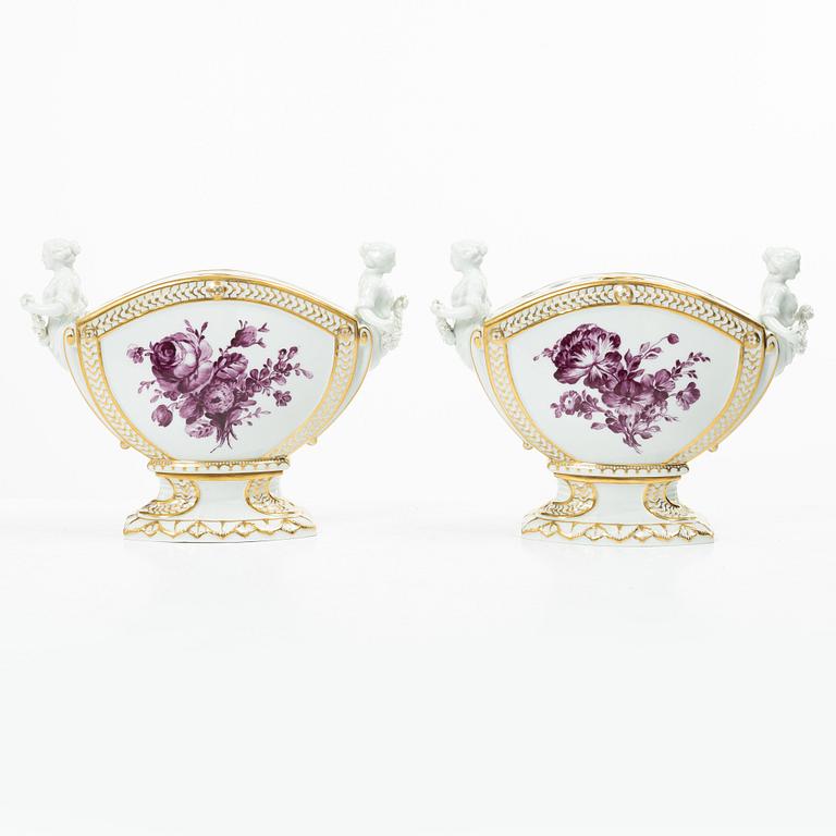 Royal Copenhagen, tulpanvaser, ett par"Juliane Marie purpur", 1905, Danmark.