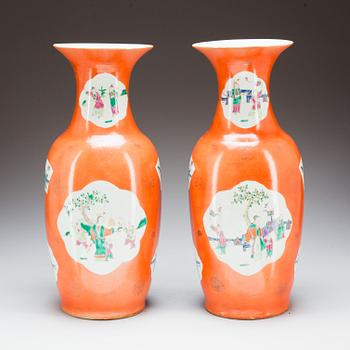 VASER, ett par, porslin, Kina, 1900-talets mitt.