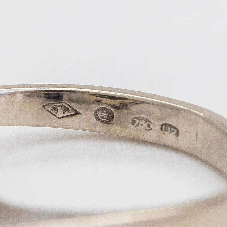 An 18K white gold ring, diamonds ca 0.80 ct in total according to engraving. Import marked A.Tillander, Helsinki 1973.