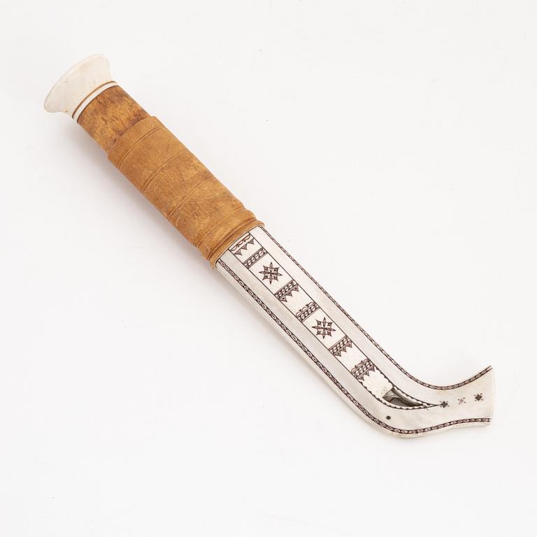 A reindeer ann birch lare knife by Esse Poggats, before 1966.