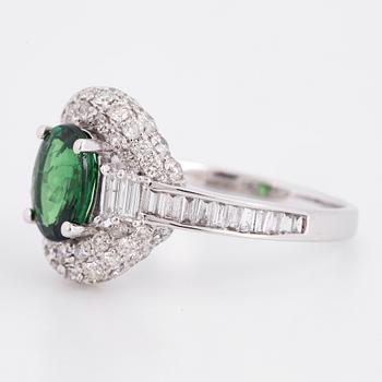 RING, med tsavorit, baguette och briljantslipade diamanter.