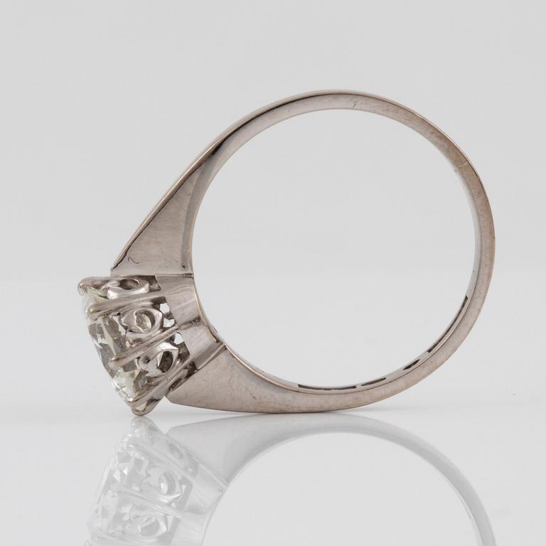 A brilliant-cut diamond ring. Total carat weight 1.95 ct according to engraving. Quality circa H-I/VVS.