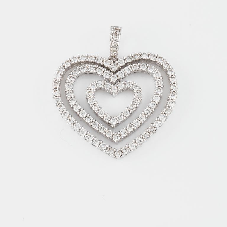 HÄNGE, 18K vitguld med 97 briljantslipade diamanter 1.10 ct. Vikt 4,6 gram.