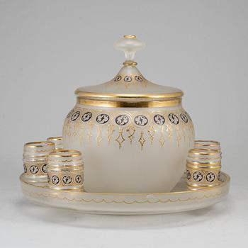 BÅLSKÅL med LOCK samt MUGGAR, 8 stycken samt FAT, frostat glas, 1800-talets mitt.