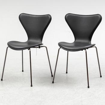 ARNE JACOBSEN, stolar, ett par, "Sjuan 3107 Black Edition" för Fritz Hansen, Danmark, 2016.