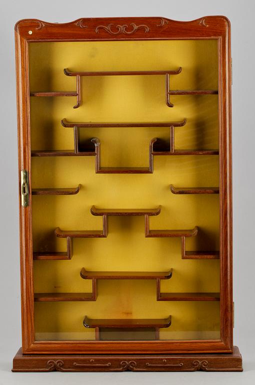 HÄNGVITRINSKÅP, sydostasien 1900-tal.