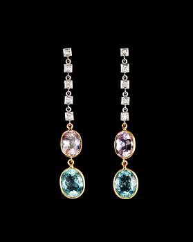 1051. ÖRHÄNGEN, kunziter, akvamariner och briljantslipade diamanter, tot. ca 0.30 ct.