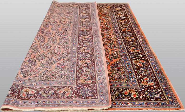 A Sarouk carpet, ca 323 x 248 cm.