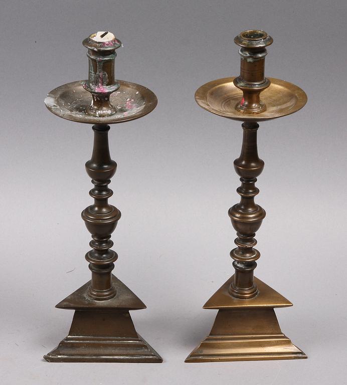 LJUSSTAKAR, ett par. Barockstil.