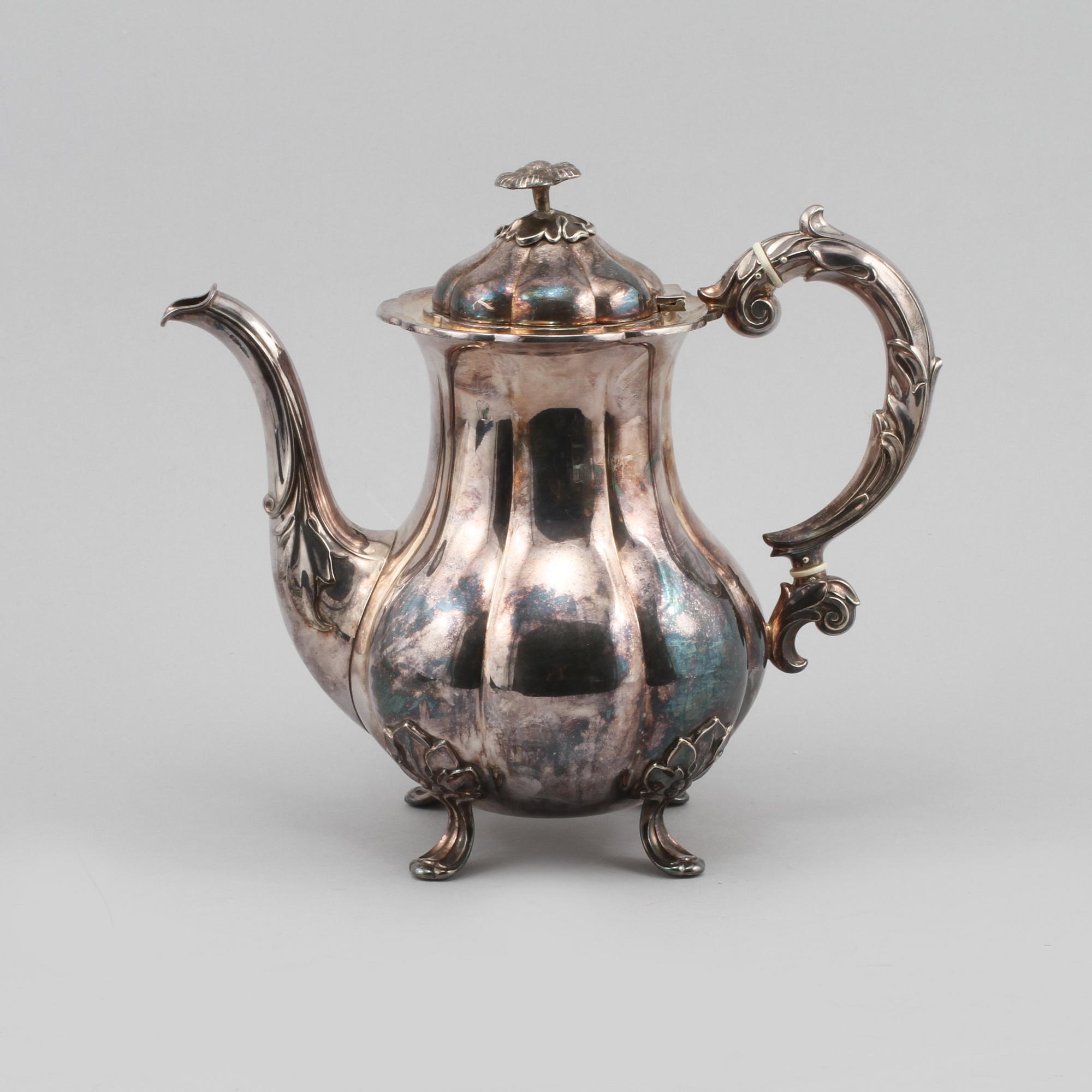 TEKANNA, silver, rokokostil, svenska importstämplar, 1900-talets mitt, vikt 758 g.