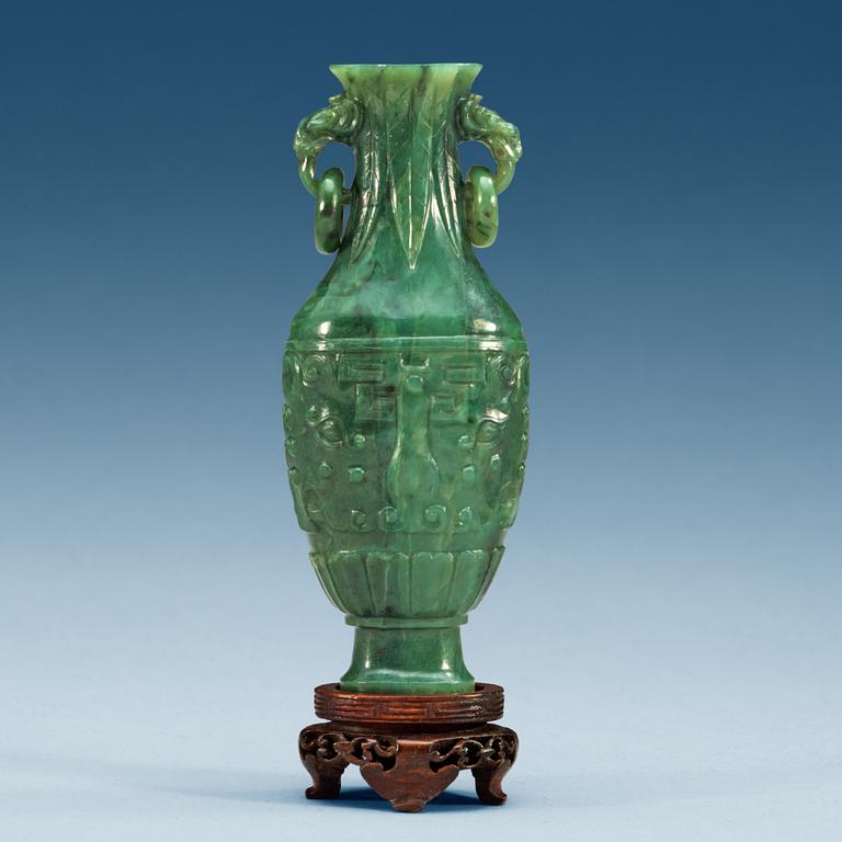 A arcaistic nephrite vase, late Qing dynasty (1644-1912).