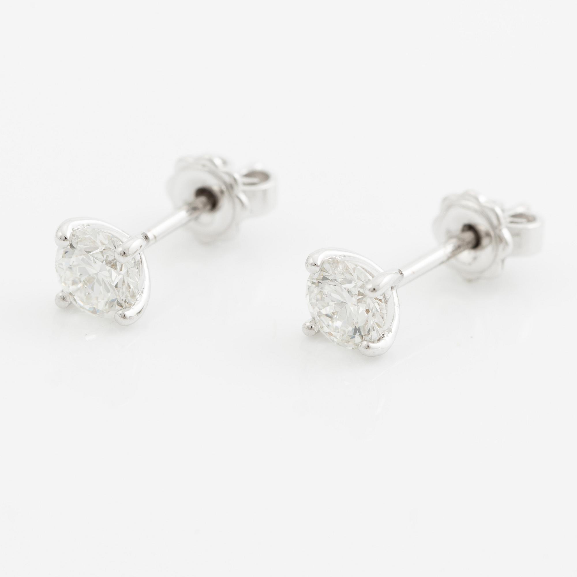 Örhängen 18K vitguld med briljantslipade diamanter, medföljande GIA dossier.