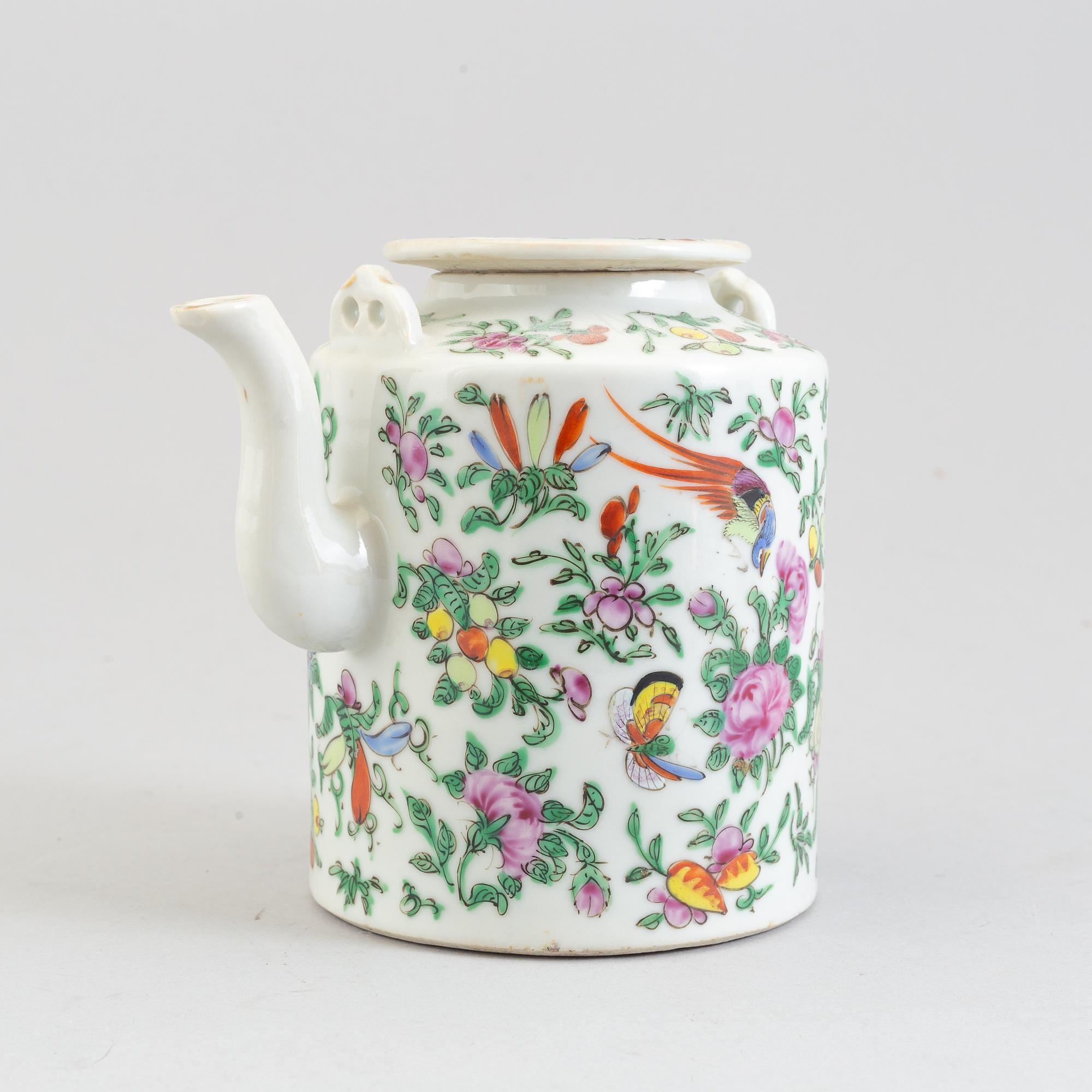 Two teapots with cover, Qing dynasty, late 19th century.