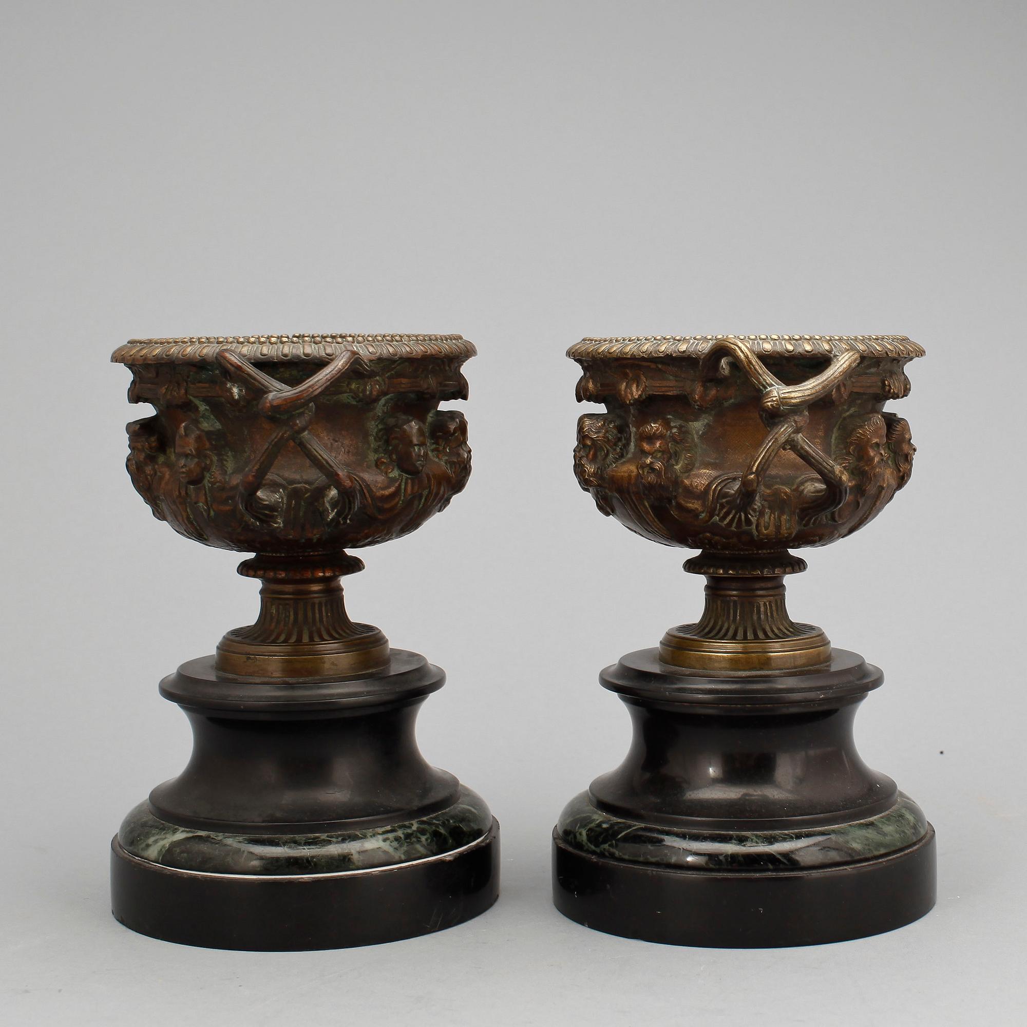 PRYDNADSURNOR, ett par, brons, marmor. Efter "The Warwick vase". Sent 1800-tal.