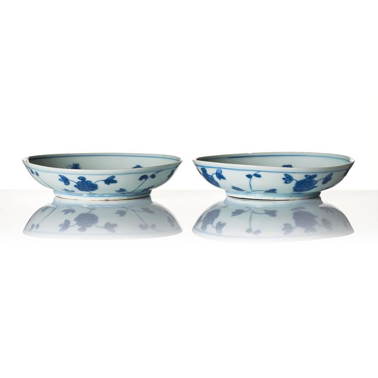 A pair of blue and white dishes, Ming dynasty, 17th century.