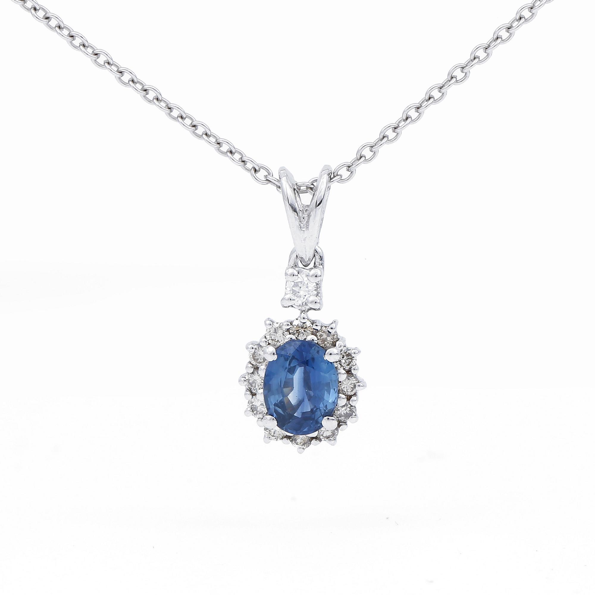 HÄNGE, 18K vitguld med ovalslipad safir 1,13 ct och briljantslipade diamanter tot ca 0,27 ct. Vikt 4,80 gram.