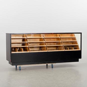 A first half of the 20th century chest of drawers.