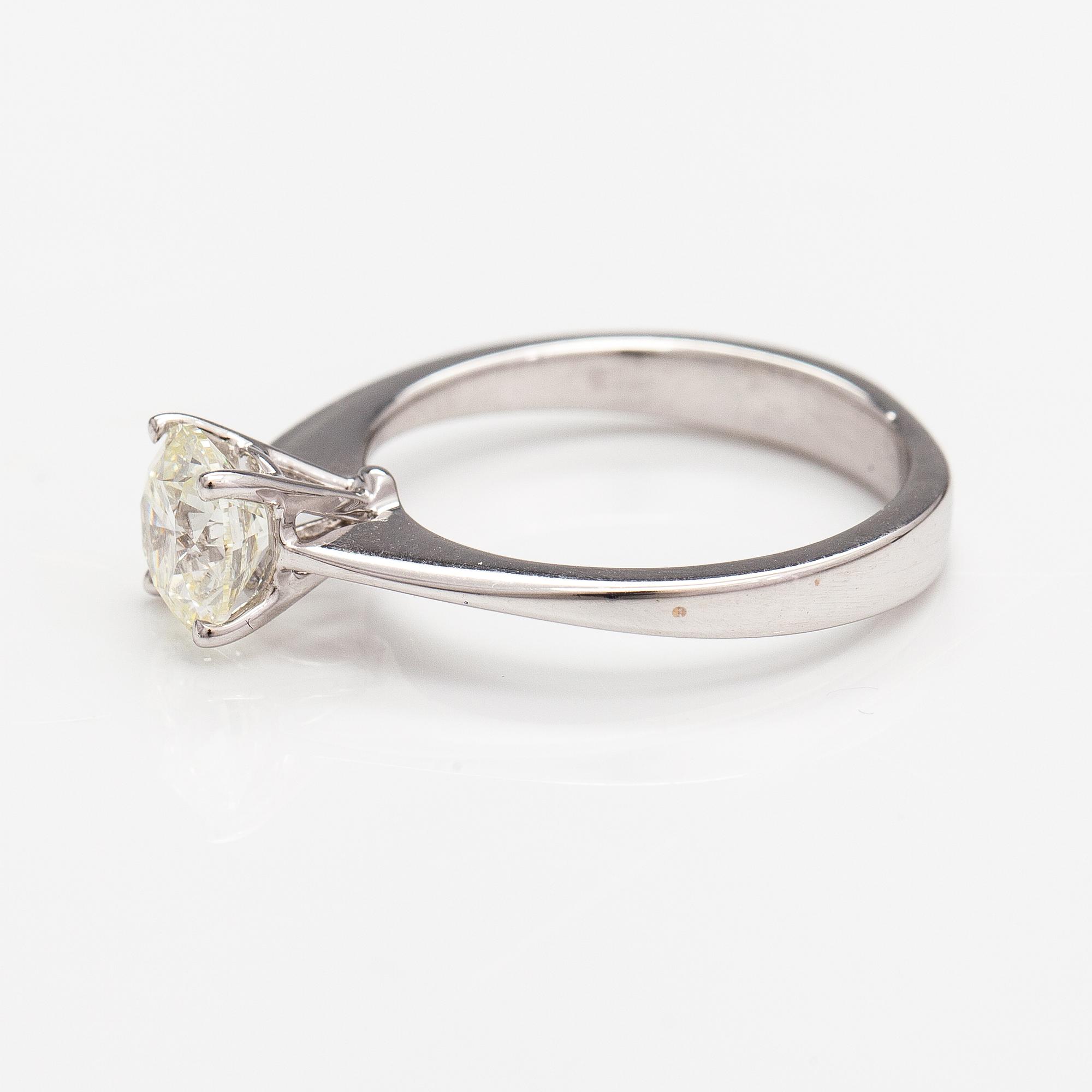 An 18K white gold ring with a ca. 1.01 ct diamond according to certificate.