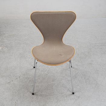 Arne Jacobsen, stolar, 4 st,
”Sjuan” för Fritz Hansen, Danmark, 1990.