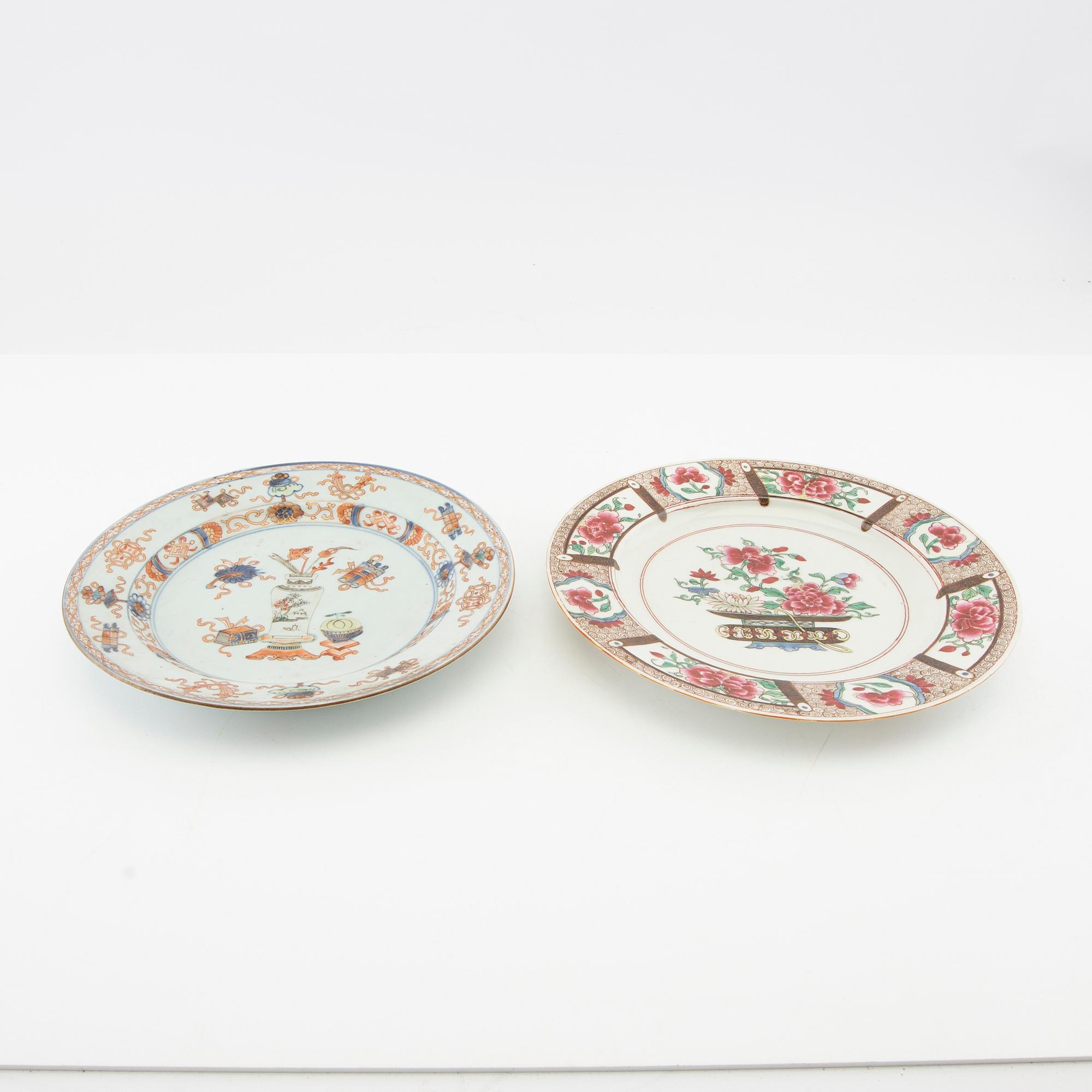 Tallrikar 2 st Kangxi (1662-1722) och Yongzheng (1723-35) porslin.