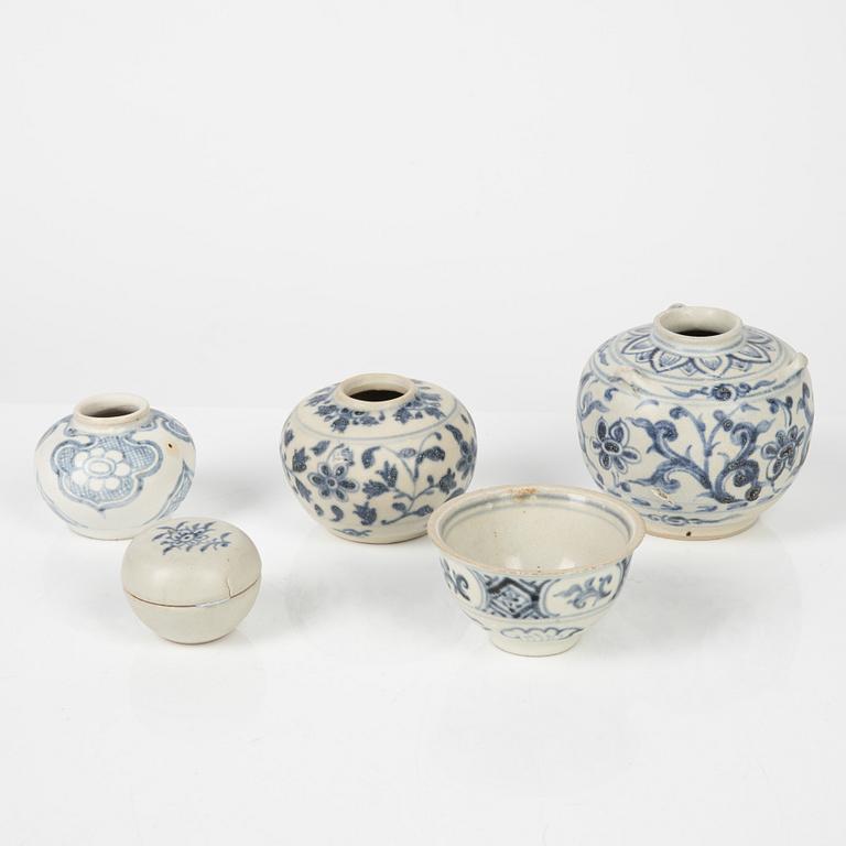 Krukor, tre stycken samt ask med lock och skål, keramik. Sydostasien, 1500-/1700-tal.