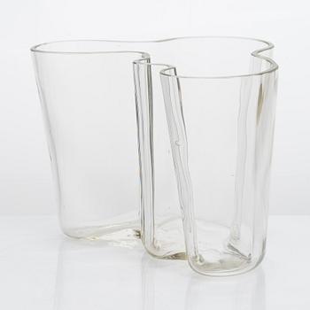 Alvar Aalto, A '9750' vase Karhula Glassworks in production 1937-1949.