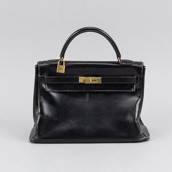 Hermès, a black leather 'Kelly' handbag.