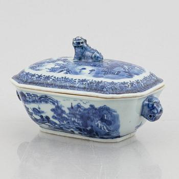 A blue and white small tureen with cover and stand, Qing dynasty, Qianlong (1736-95).