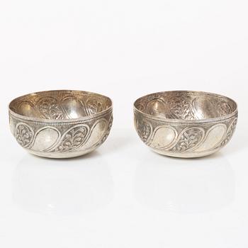 Skålar, tre stycken samt tre bägare och figurin, metall, Centralasien.