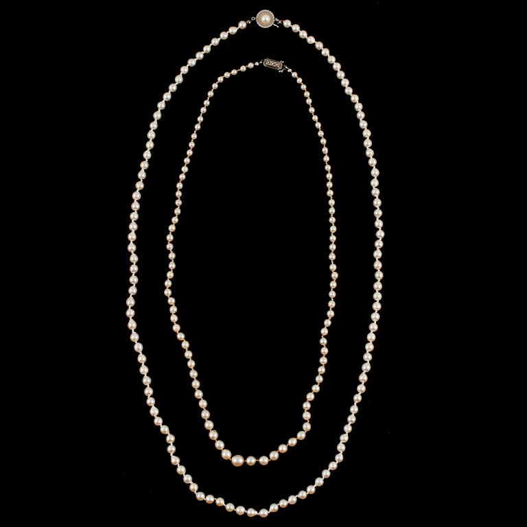 COLLIER, 2 st, odlade pärlor med lås i silver, 1900-talets andra hälft.