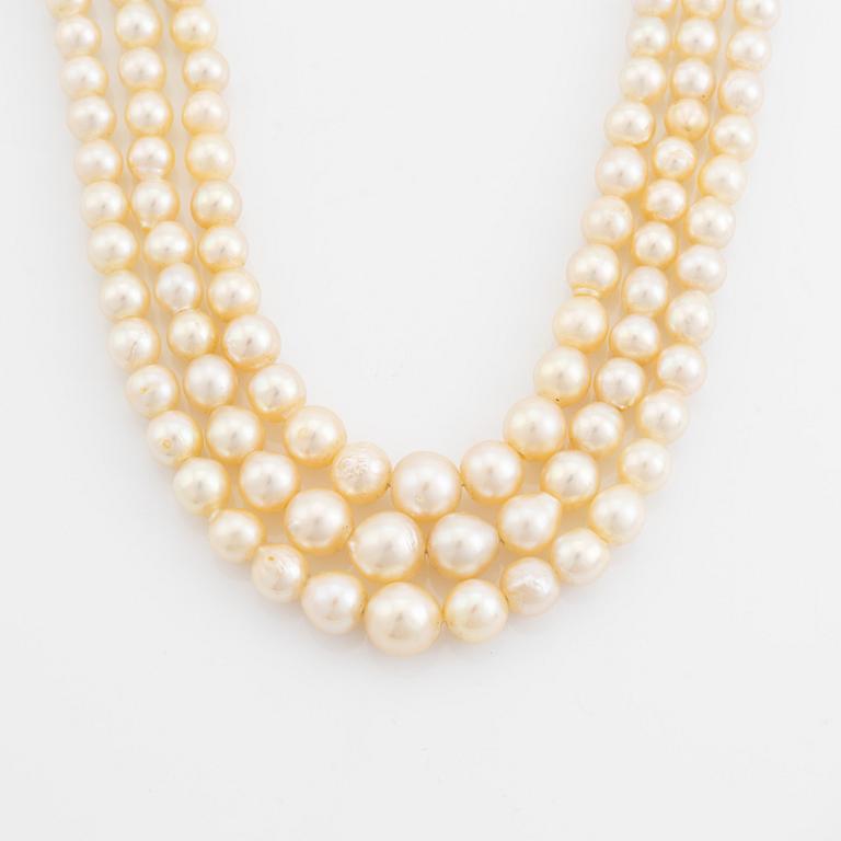 Cultured three strand pearl necklace, clasp silver.