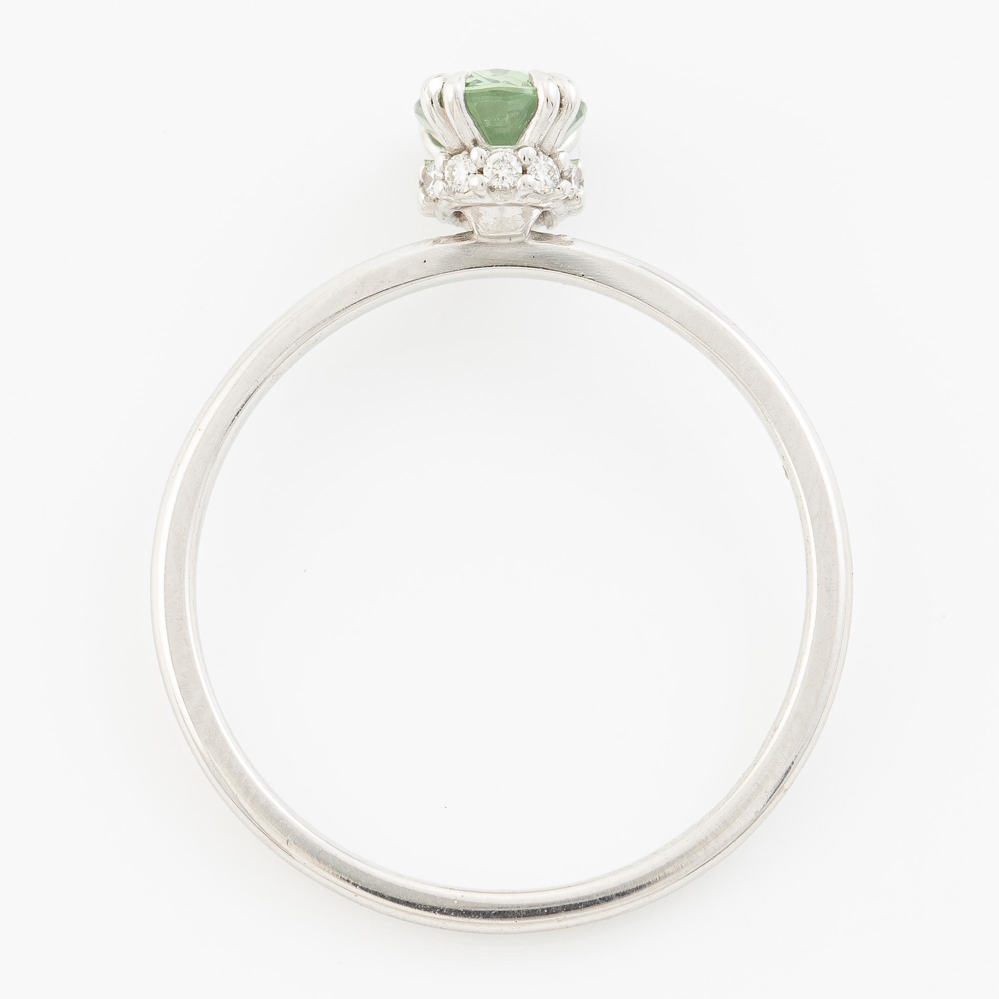 Ring 14K white gold with green sapphire and brilliant-cut diamonds.