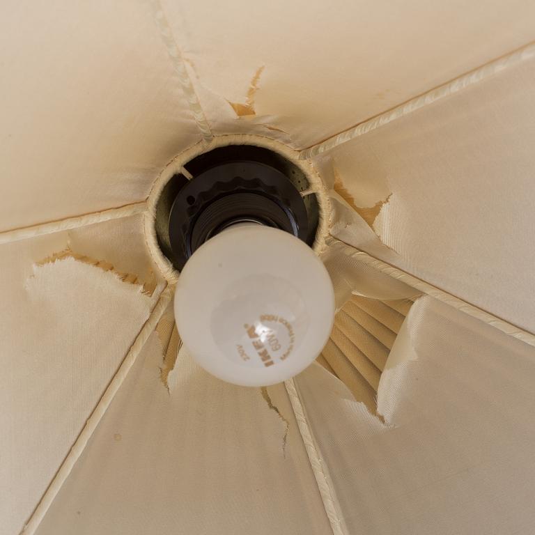 JOSEF FRANK, TAKLAMPA, modell 2560, Firma Svenskt Tenn, 1900-talets andra hälft. Höjd ca 31 cm.