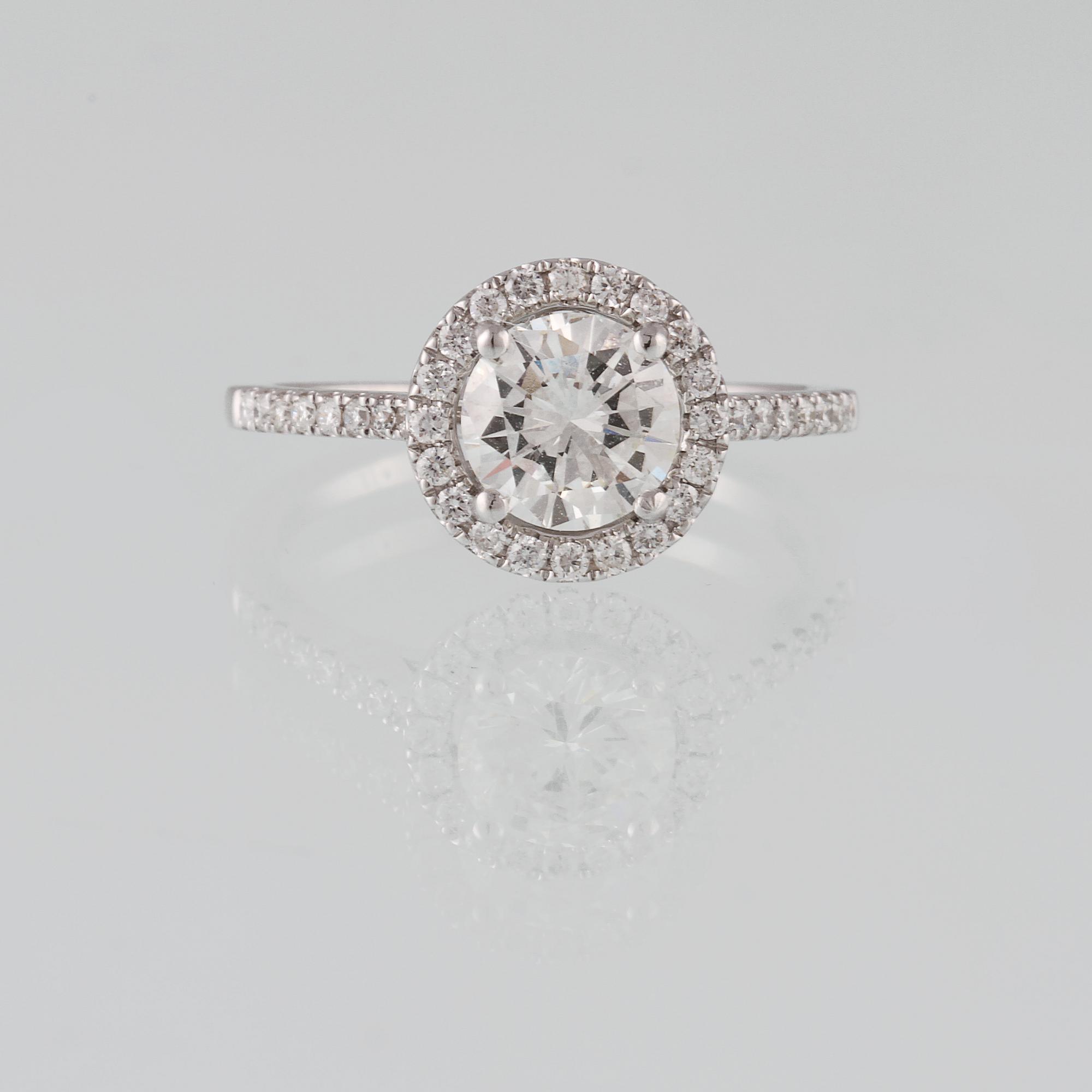 RING, 18K vitguld med briljantslipad diamant 1.07 ct samt små briljantsliapde diamanter 0.28 ct. Vikt 3.3 gram.
