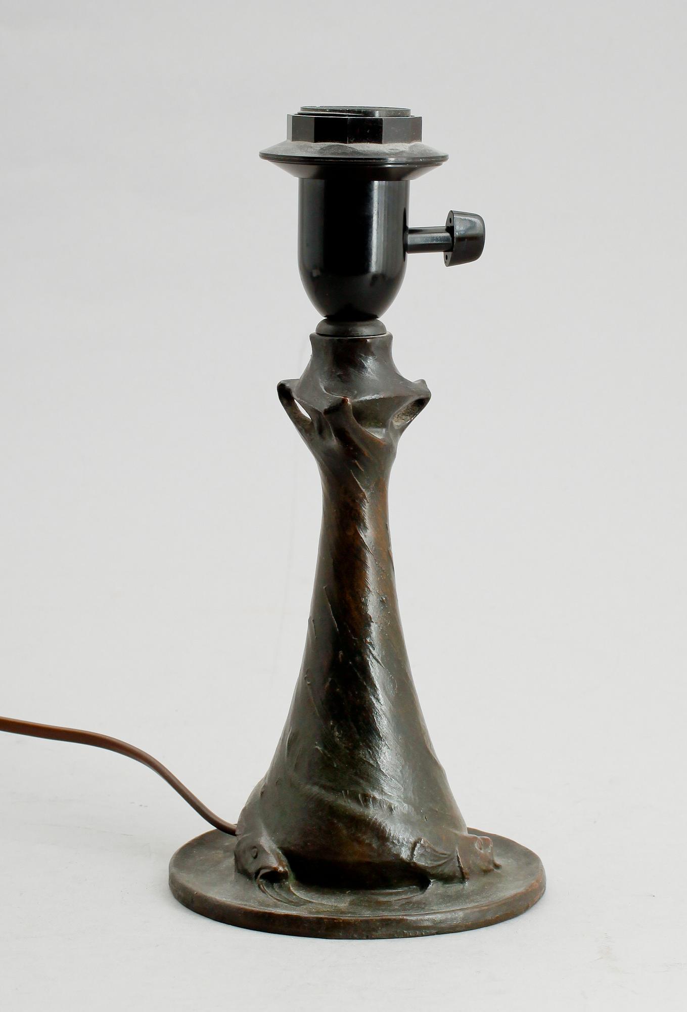 BORDSLAMPA, brons, signerad G. Backlund, sannolikt G Backlund & Hugo Elmqvist, Stockholm, jugend, tidigt 1900-tal.