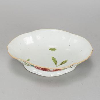 A Chinese famille rose footed dish, early 20th century.