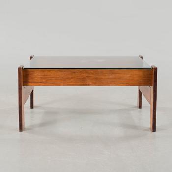 A late 20th century coffee table.