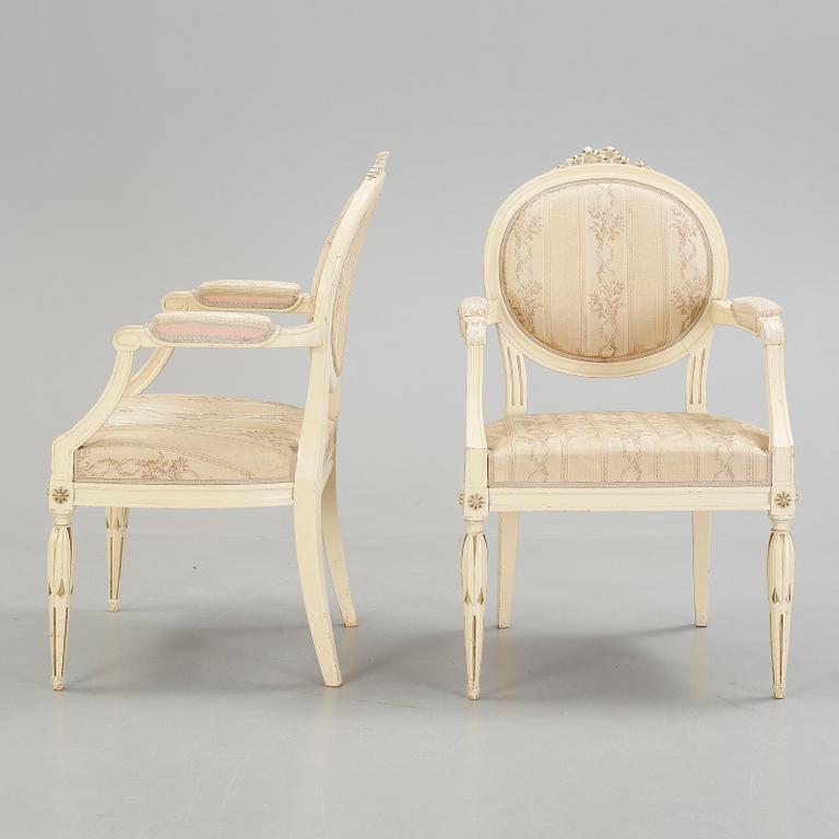 KARMSTOLAR, ett par, gustaviansk stil, omkr år 1900.