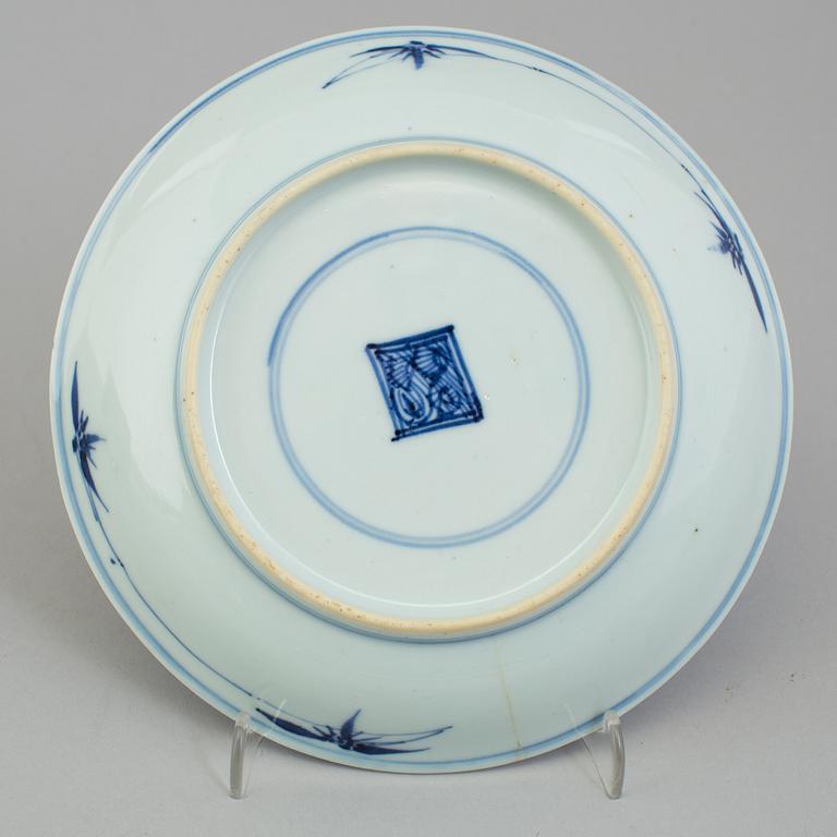 A SET OF EIGHT JAPANESE PORCELAIN PLATES, 19th/20th centry.