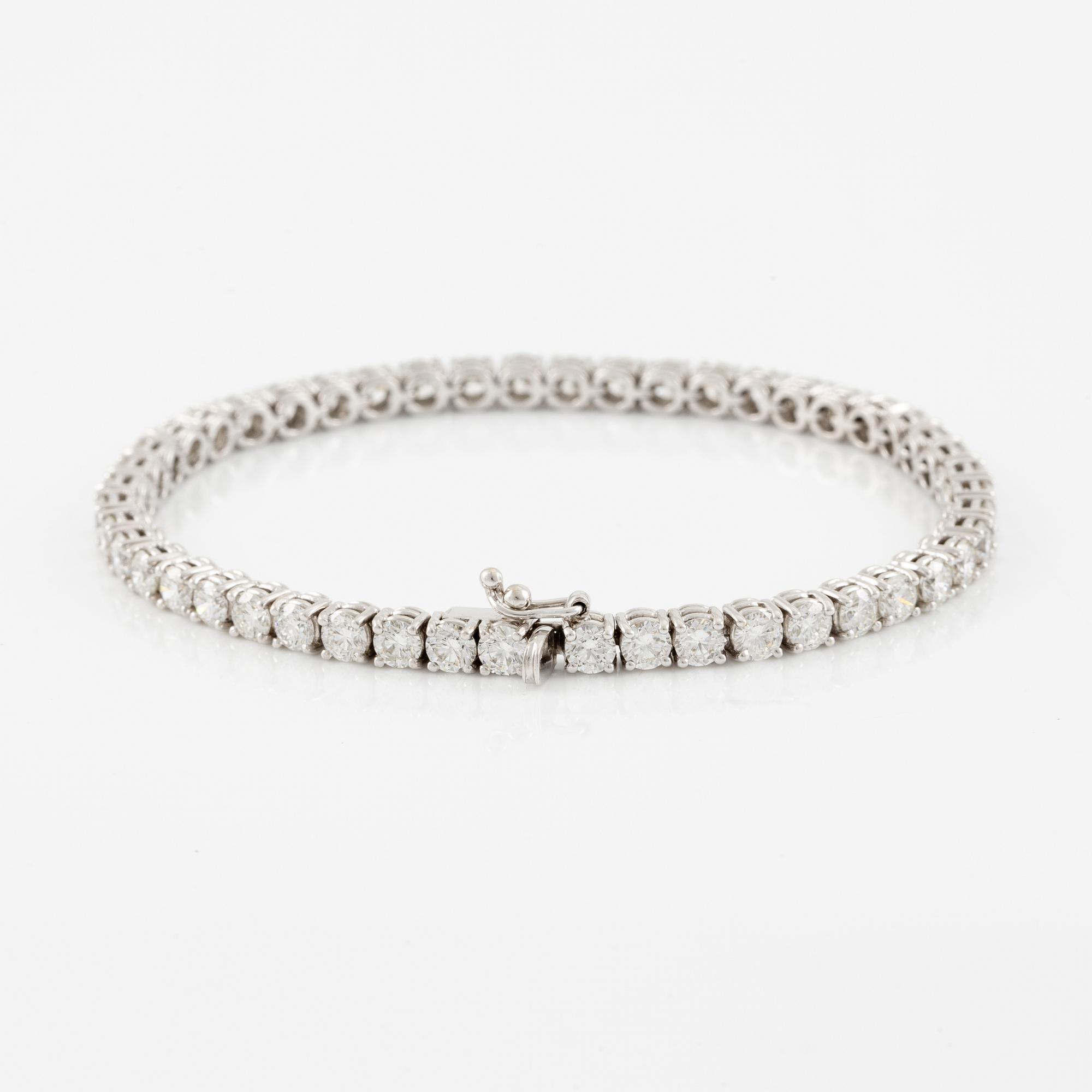 A tennis bracelet 18K white gold with round brilliant-cut diamonds.