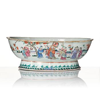 A large famille rose jardiniere, Qing dynasty, 19th Century.