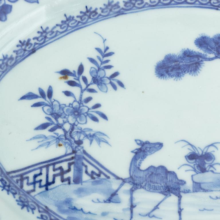 A blue and white serving dish, Qing dynasty, Qianlong (1736-95).