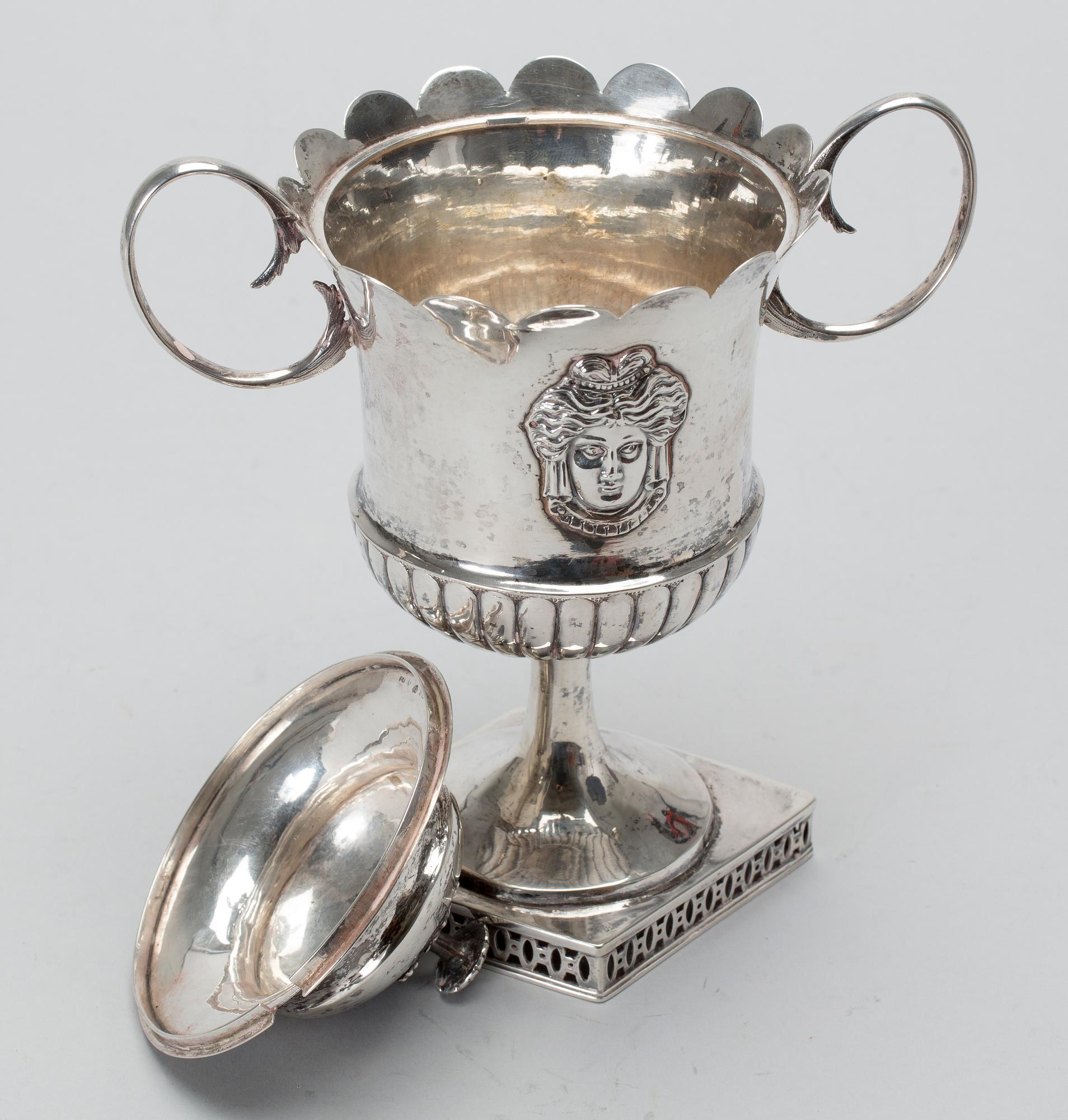 SOCKERSKÅL med LOCK, silver, sengustaviansk, Pehr Zethelius, Stockholm. 1810. Vikt ca 440 gram.